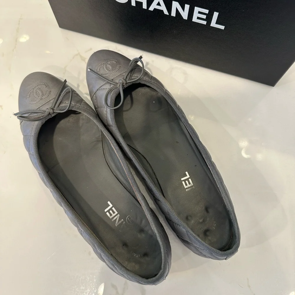 CHANEL Quilted Gray Ballet Flats - Picture 4 of 5